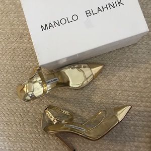MANOLO BLAHNIK GOLD POINTED TOE SHOES